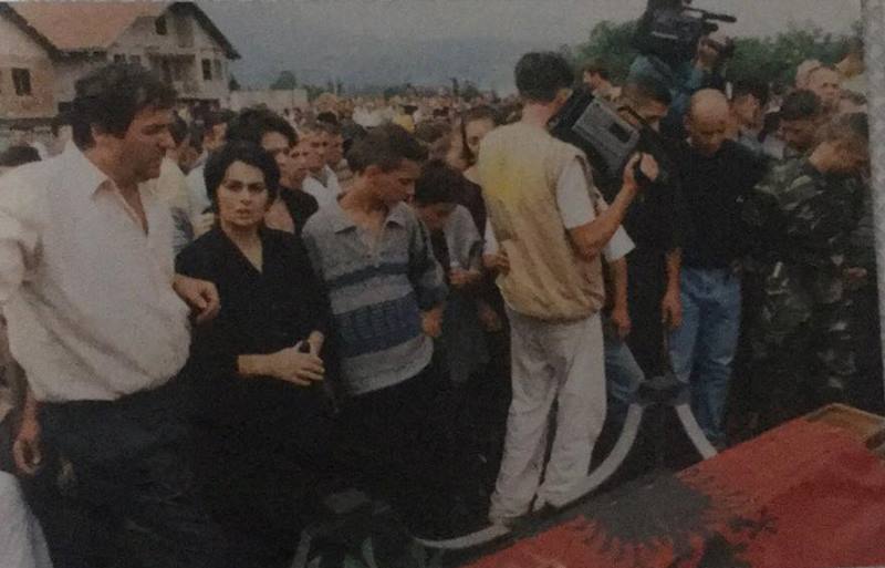 Familjarët, Nëna Shemsija në mes, majtas Nagip Gjikolli, në anën e djathtë vëllau Agoni